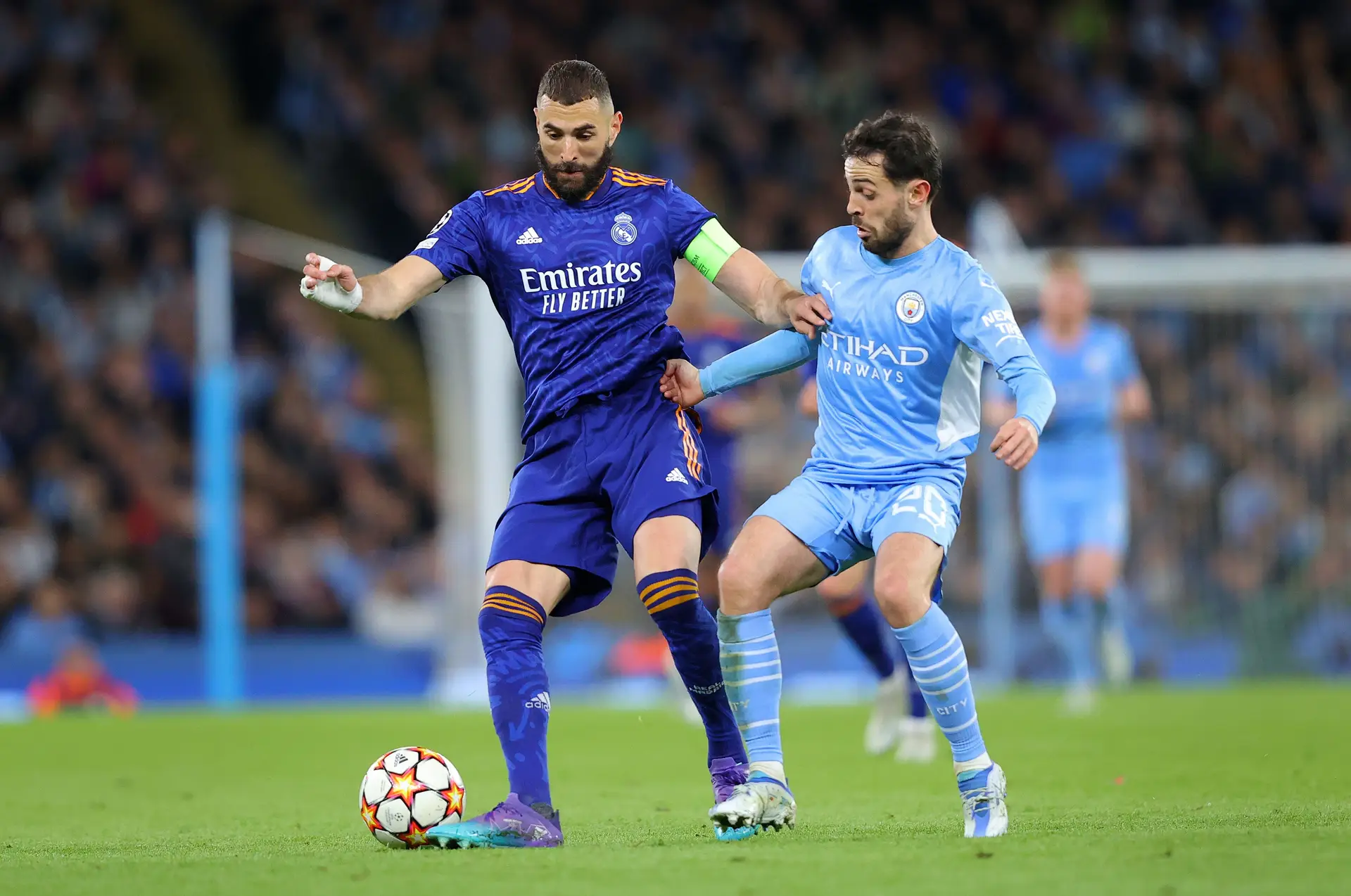 Ederson usa meia de time adversário em jogo do Manchester City na