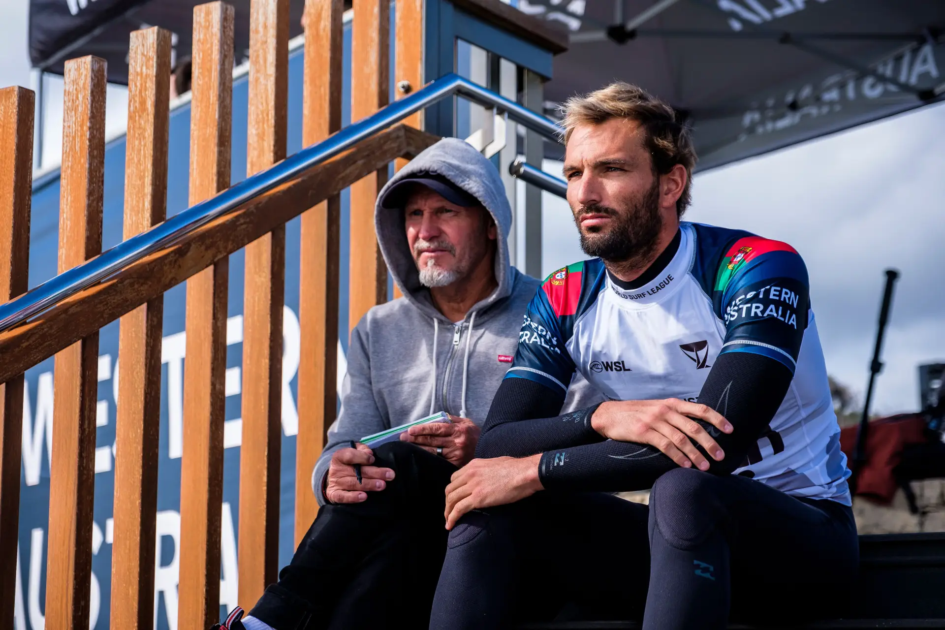 Frederico Morais em Margaret River, sentado ao lado de Richard Marsh, o seu treinador.