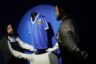 Camisola da "mão de Deus" de Maradona leiloada por valor recorde de 8,8 milhões de euros