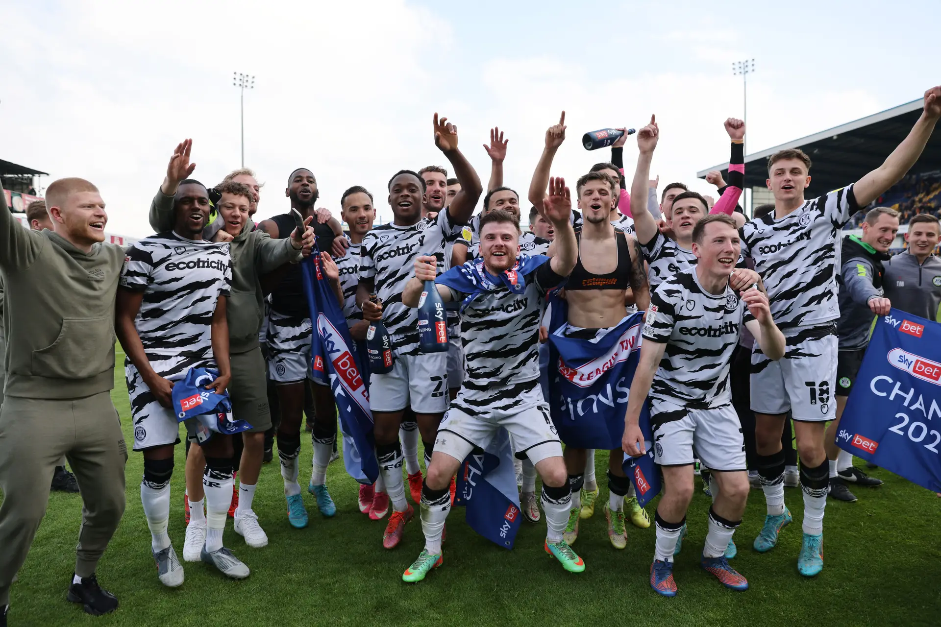 Neste clube não há futebol sem sustentabilidade. E o Forest Green Rovers, a primeira equipa vegan do mundo, ganha nos dois campeonatos