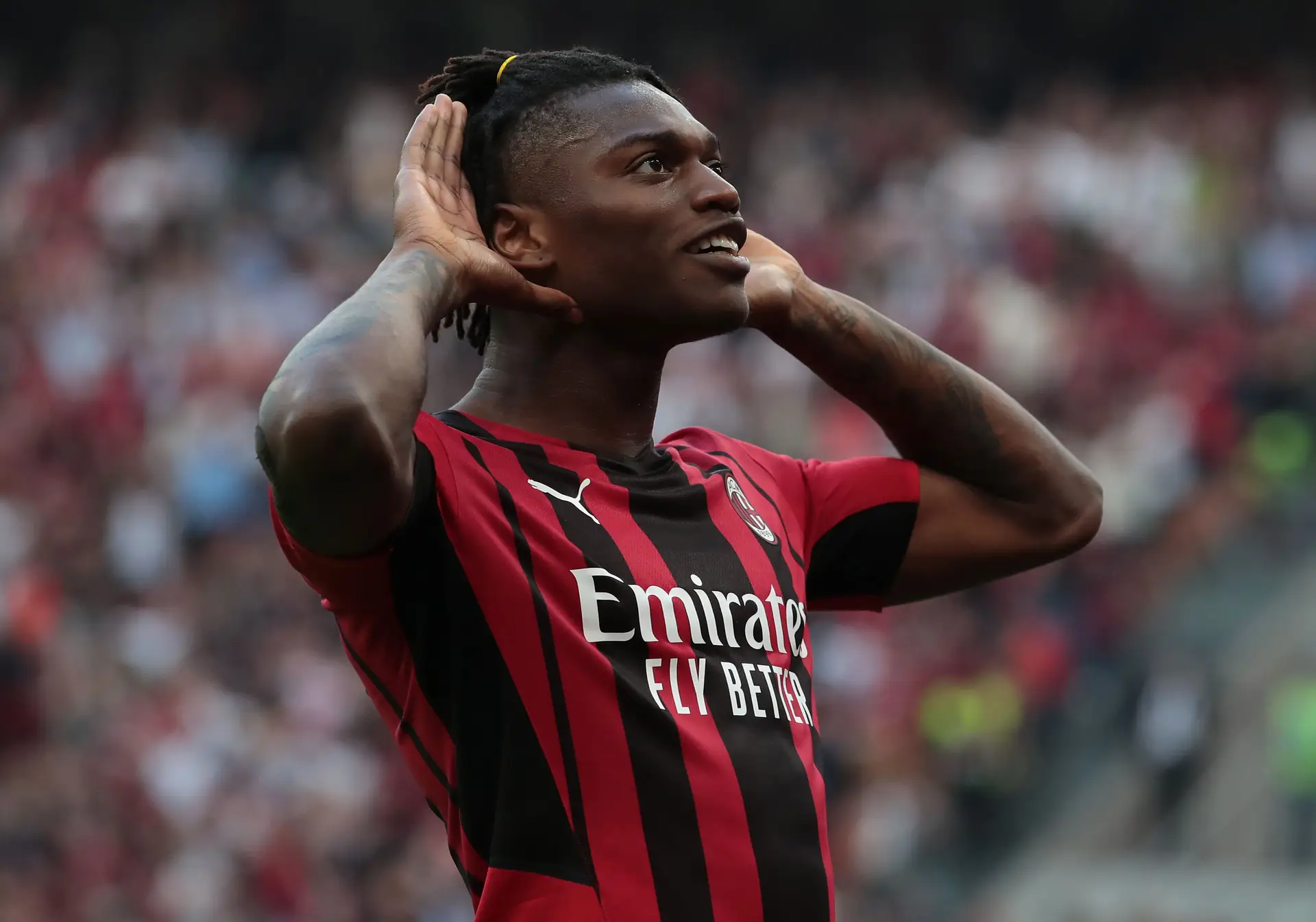 SIC Notícias - Nos campos de futebol é Rafael Leão, jogador do AC Milan e  da seleção portuguesa, no mundo das 'rimas e batidas' é Way 45, que edita  na sexta-feira o