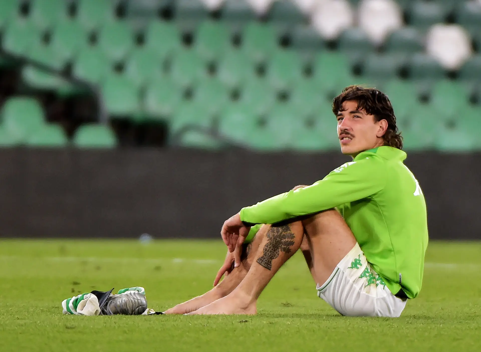 Com os pés na relva e os olhos inundados, Bellerín disse adeus ao Betis que o pai ensinou a gostar