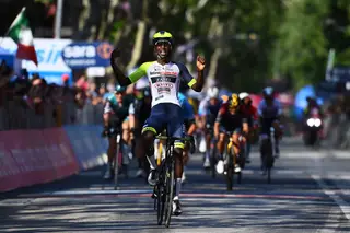 Biniam Girmay, da Eritreia para a história: é o primeiro ciclista negro a vencer uma etapa numa grande volta