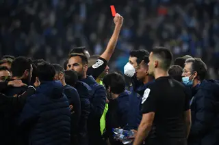 Será que a FIFA escolheu árbitros de futebóis mais pacatos em vez do rapazito que apita em Portugal, onde há sempre notícias destrutivas?