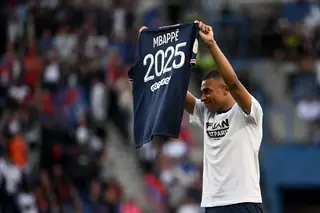 A mais longa novela do futebol acaba onde começou: Kylian Mbappé vai continuar no Paris Saint-Germain