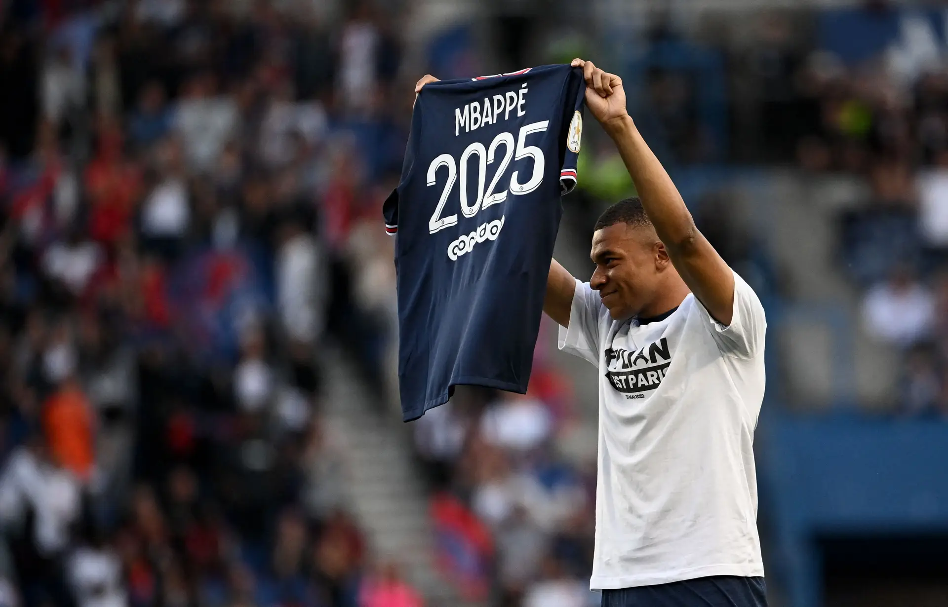 A mais longa novela do futebol acaba onde começou: Kylian Mbappé vai continuar no Paris Saint-Germain