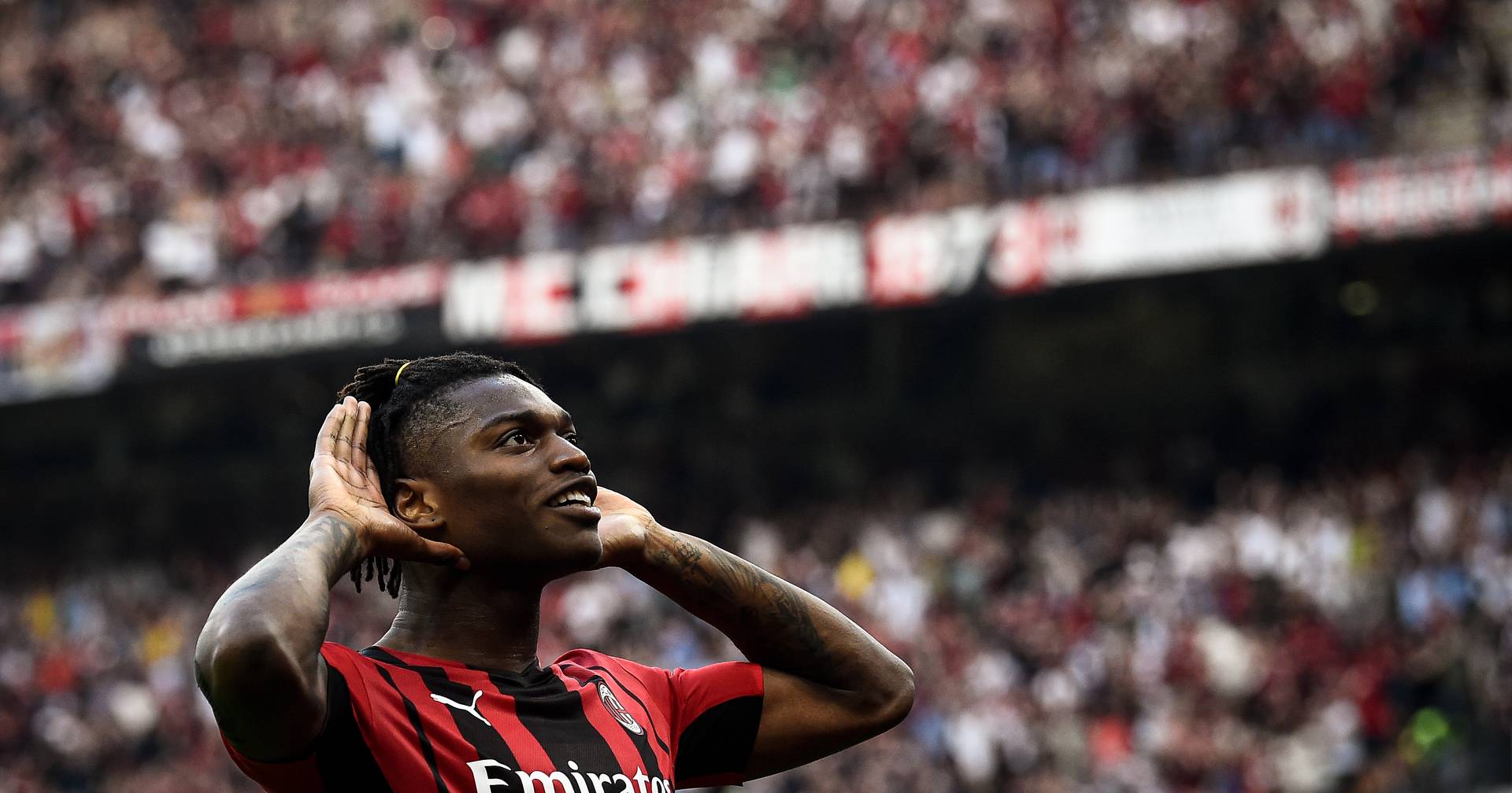 SIC Notícias - Nos campos de futebol é Rafael Leão, jogador do AC Milan e  da seleção portuguesa, no mundo das 'rimas e batidas' é Way 45, que edita  na sexta-feira o