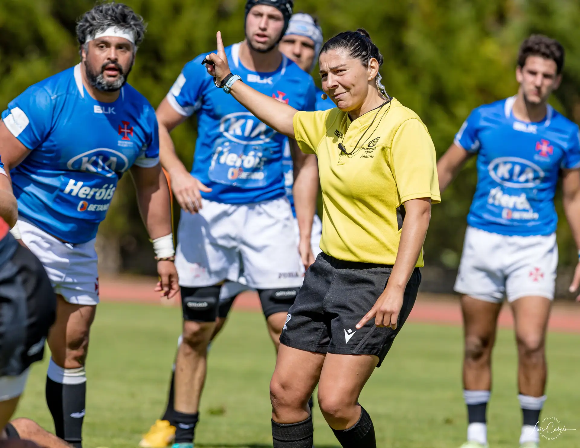 Maria tem 18 anos e há 4 que arbitra jogos de futebol