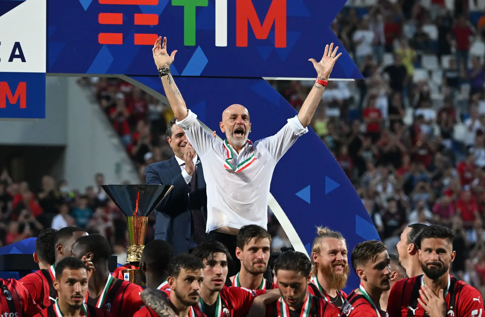 Pioli, o treinador com “uma dimensão humana difícil de encontrar” que recolocou o AC Milan no topo de Itália