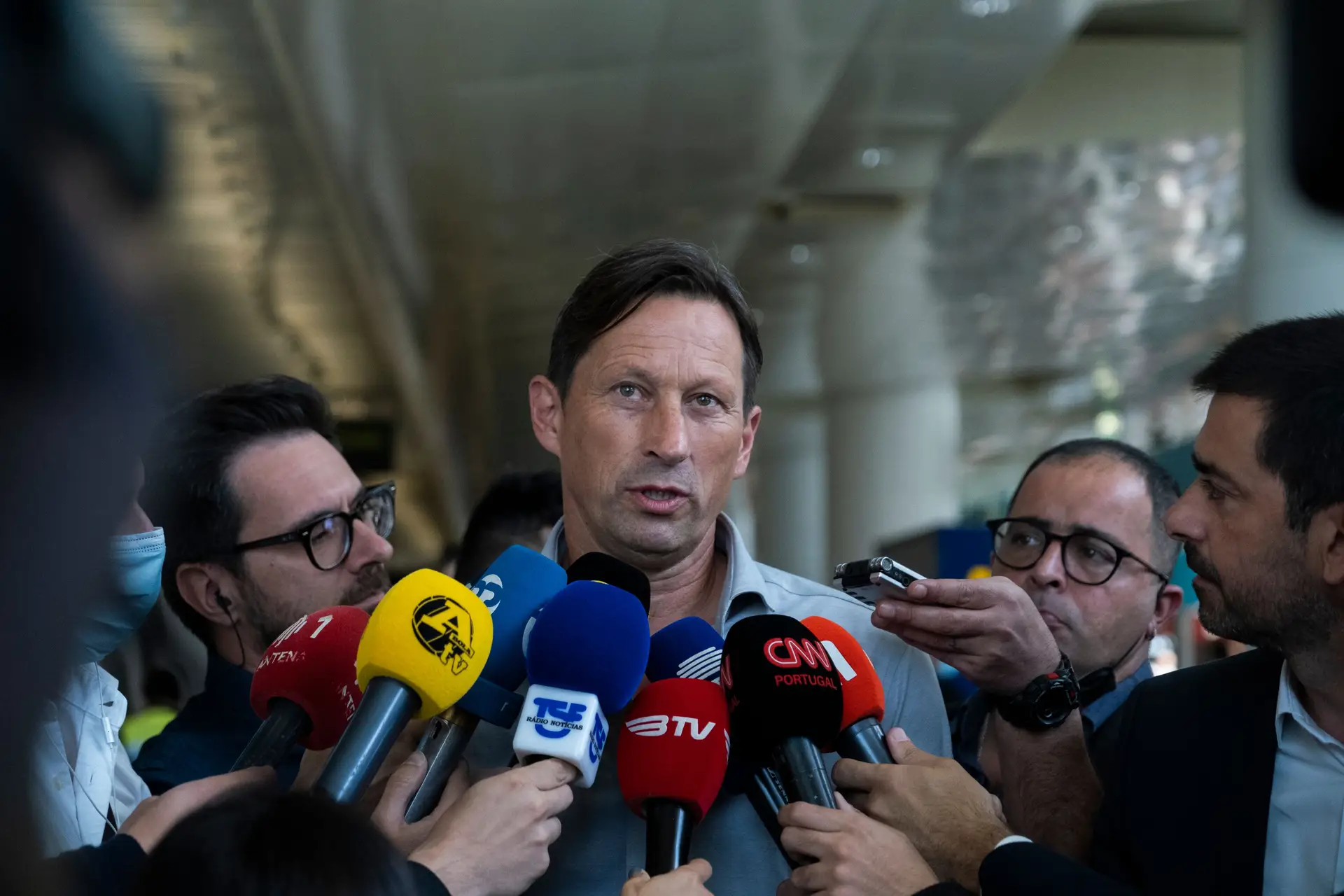 Aí está a primeira conferência de imprensa de Roger Schmidt: “Queremos jogar um futebol diferente e fazer mais pontos”