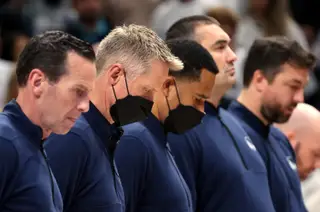 Kerr durante o minuto de silêncio no embate entre Dallas Mavericks e Golden State Warriors