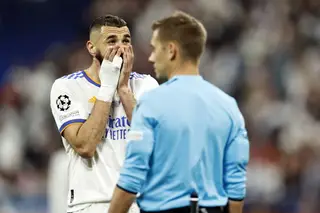 Benzema marcou um golo na final da Champions após a bola ser tocada por dois adversários. Foi anulado por fora-de-jogo, mas porquê?