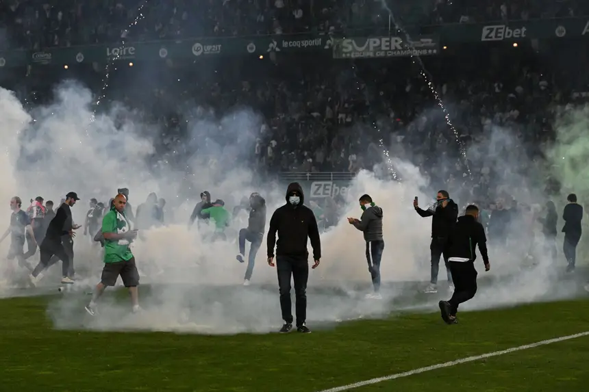 Violência entre jogadores e treinador vale derrota às duas equipas