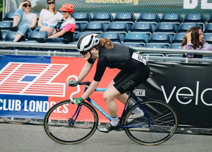 Emily Bridges anunciou a sua transição em 2020 e foi uma das atletas impedidas de competir pela British Cycling. Agora também o será pela UCI