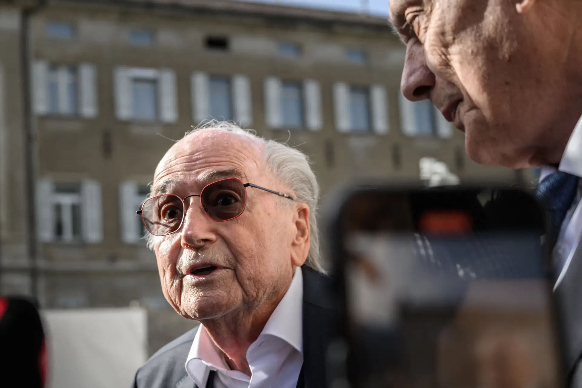 Blatter e Platini, juntos em tribunal: ex-líderes da FIFA e UEFA começaram a ser julgados por fraude, gestão danosa e abuso de confiança