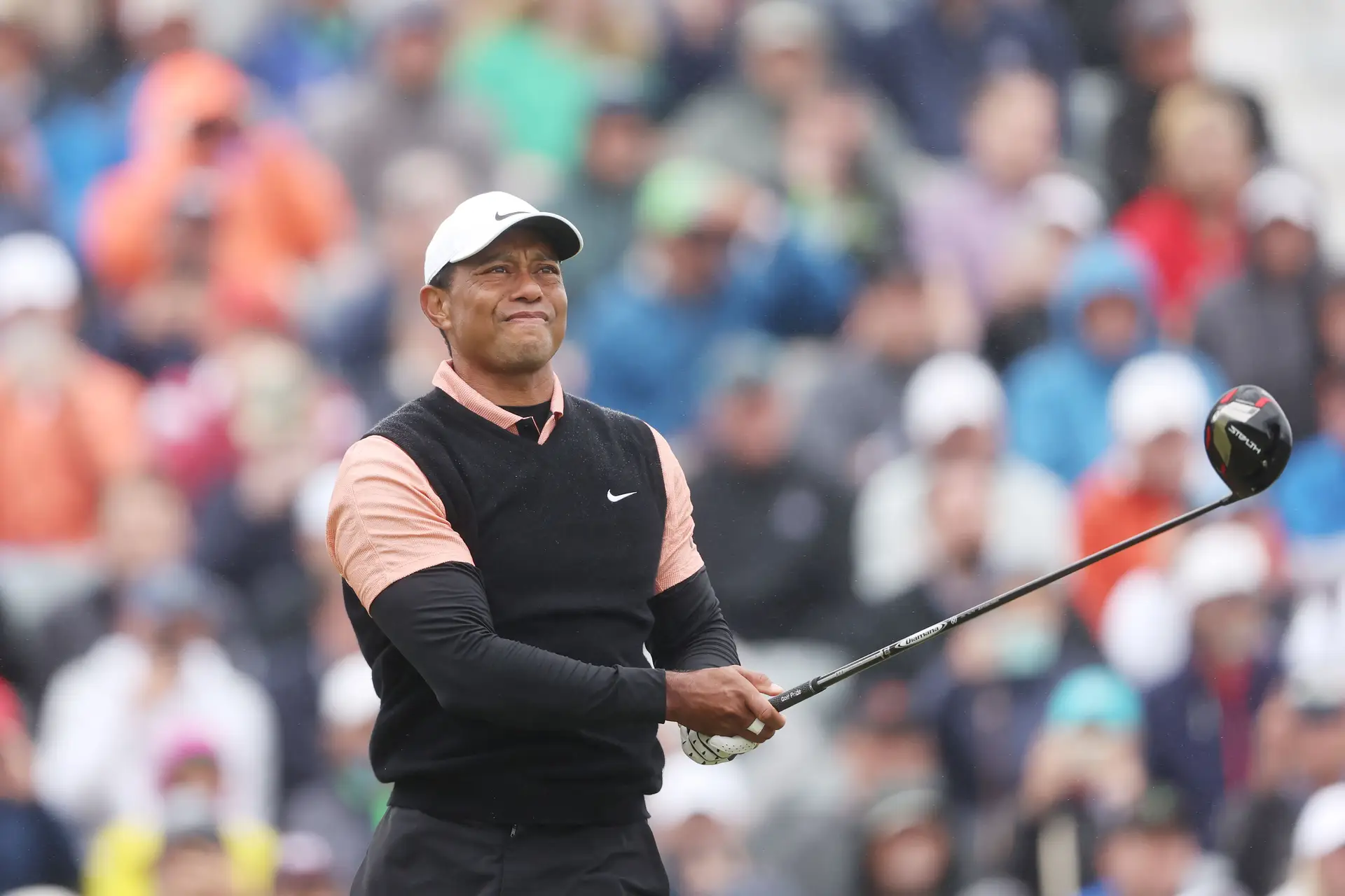 Golfista Tiger Woods sofreu acidente e foi detido por conduzir sob influência de álcool ou drogas