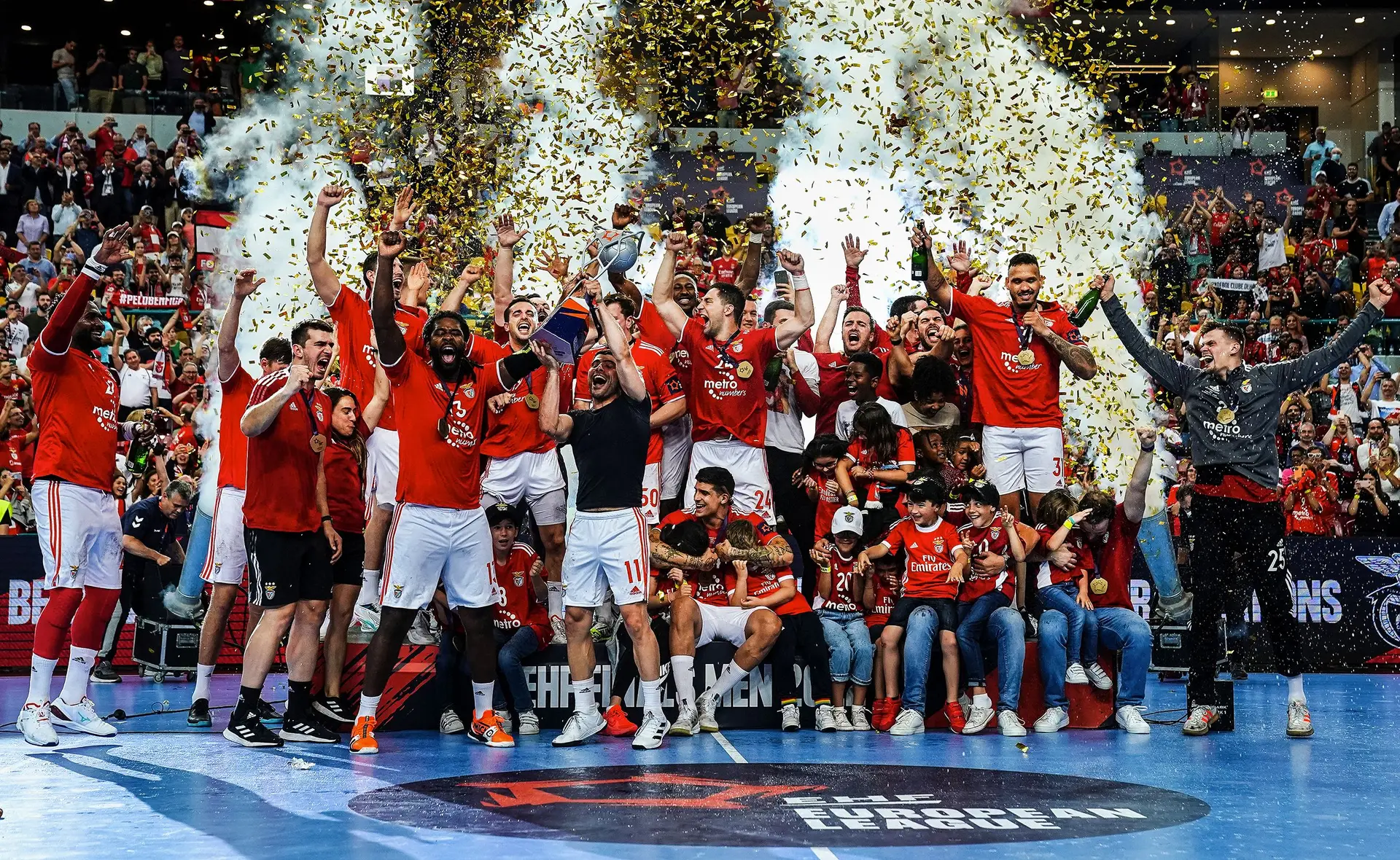 Os festejos encarnados na Altice Arena após a épica vitória na final da segunda prova europeia frente ao Magdeburg, campeão alemão