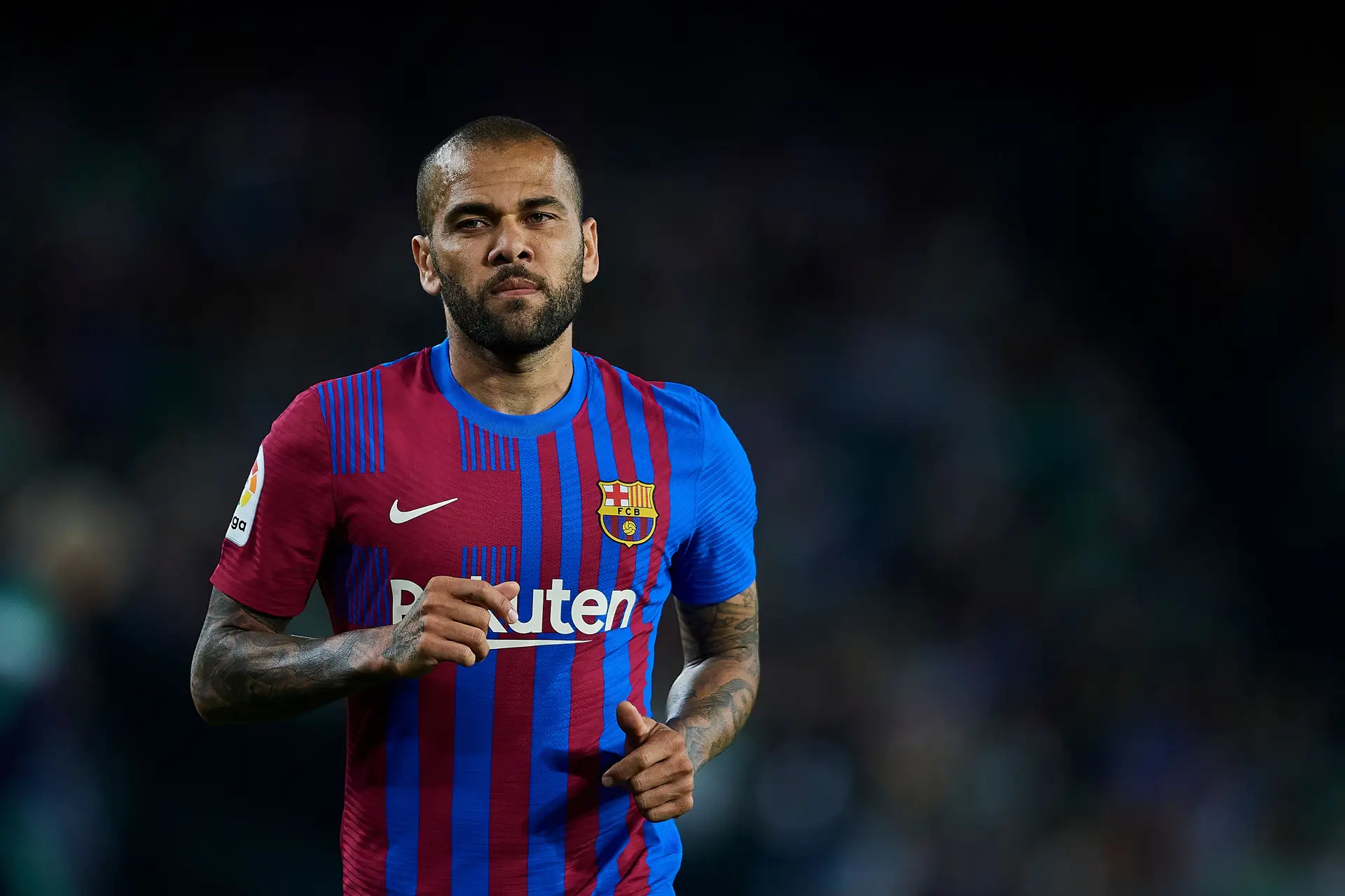 Aos 39 anos, Daniel Alves bate recorde antigo e se torna