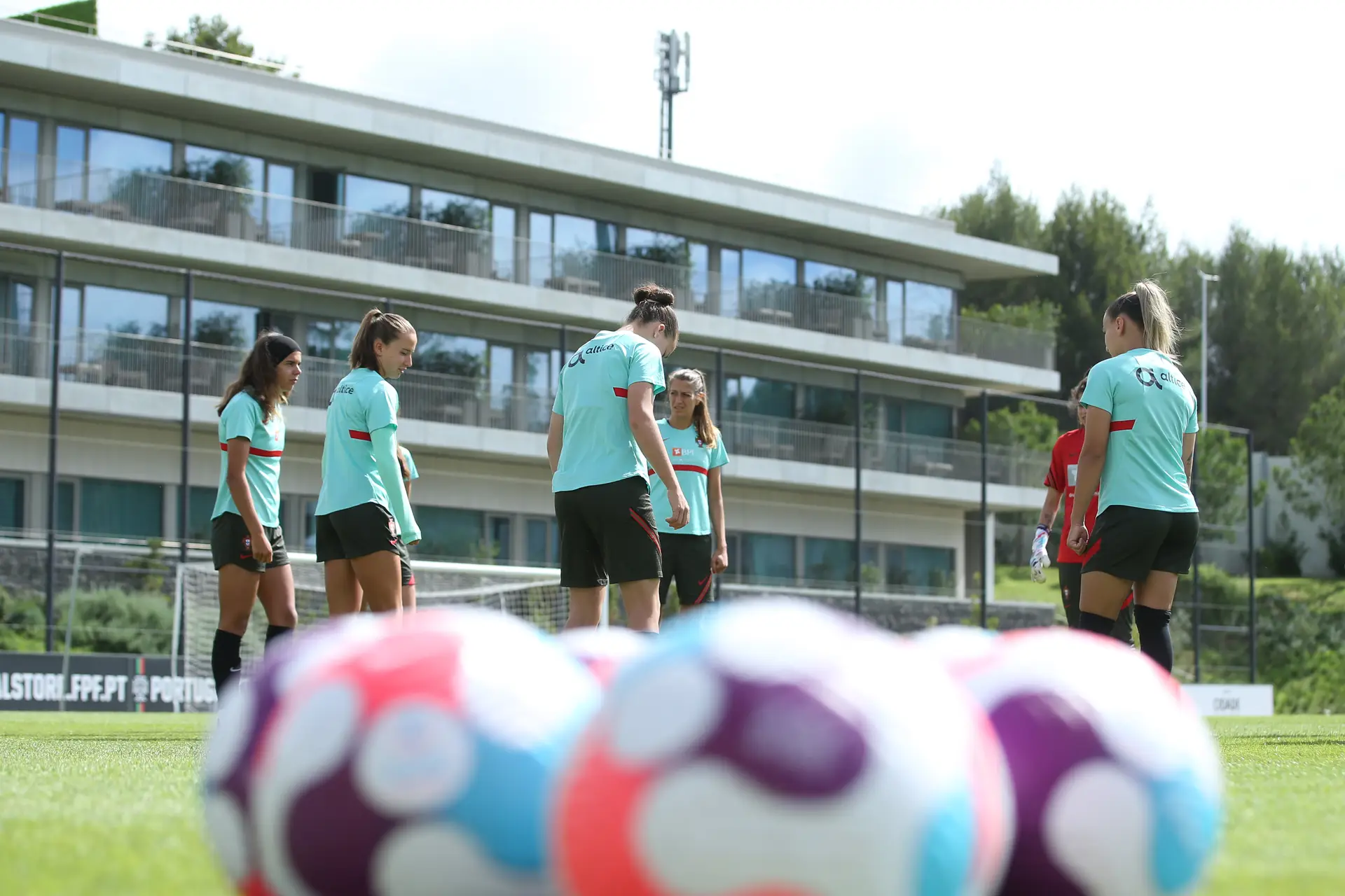 Como rapazes da formação do Estoril foram “fundamentais” para a preparação da seleção feminina: “Treinar com eles faz a diferença”