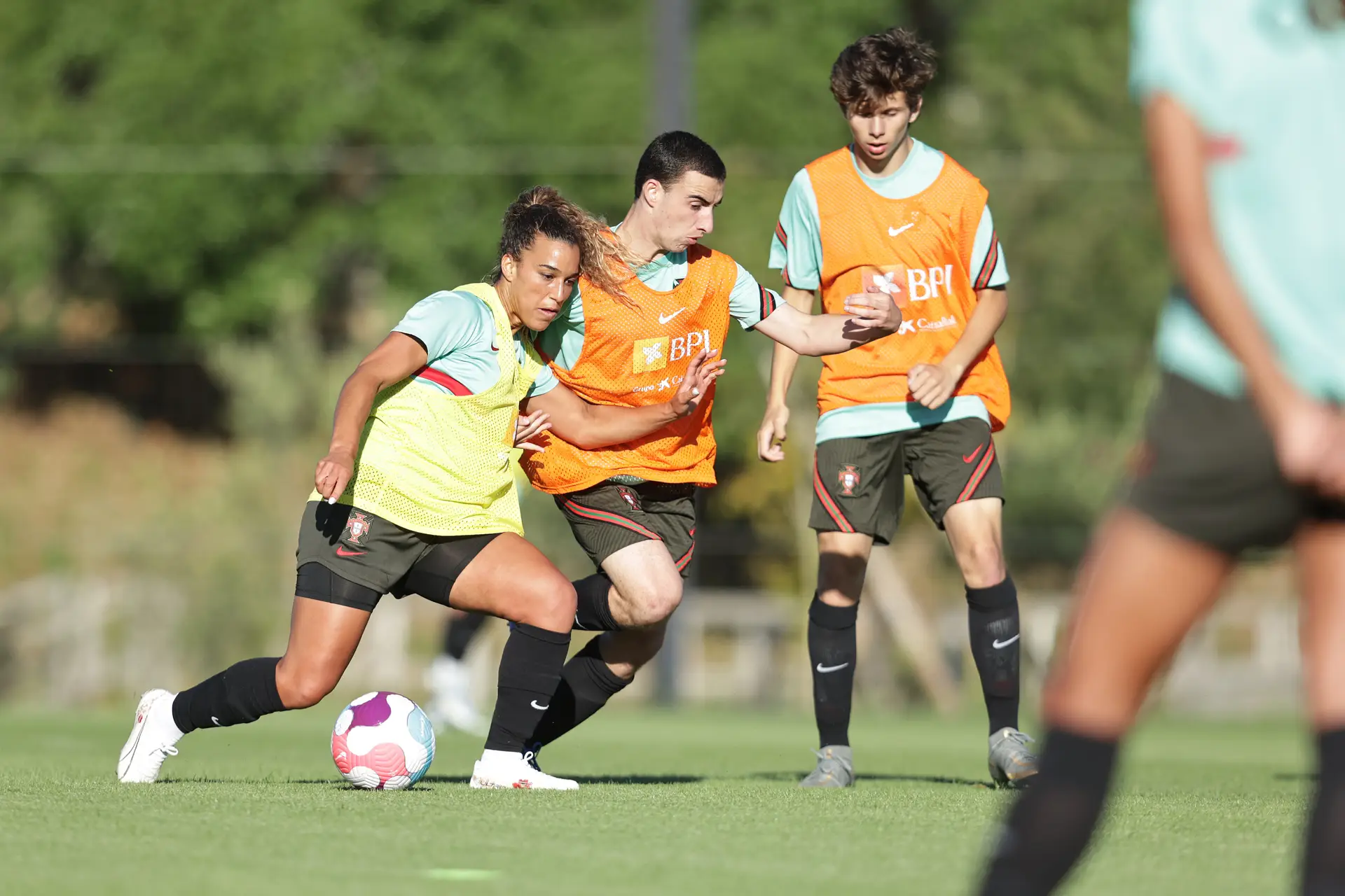 Como rapazes da formação do Estoril foram “fundamentais” para a preparação da seleção feminina: “Treinar com eles faz a diferença”