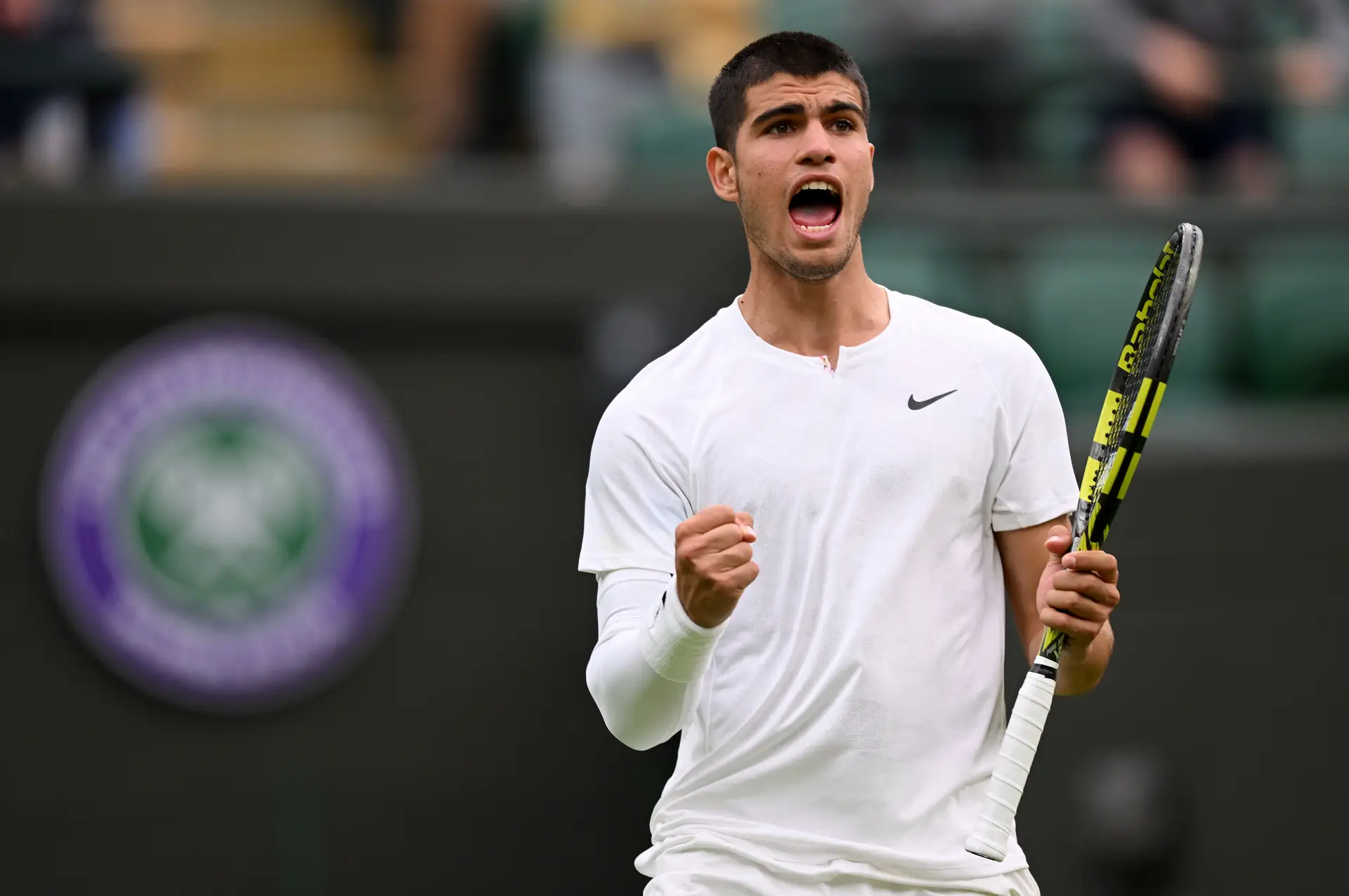 As duas estrelas adolescentes do ténis jogaram à mesma hora em Wimbledon: Raducanu sorriu, Alcaraz sofreu. Os dois estão na 2.ª ronda
