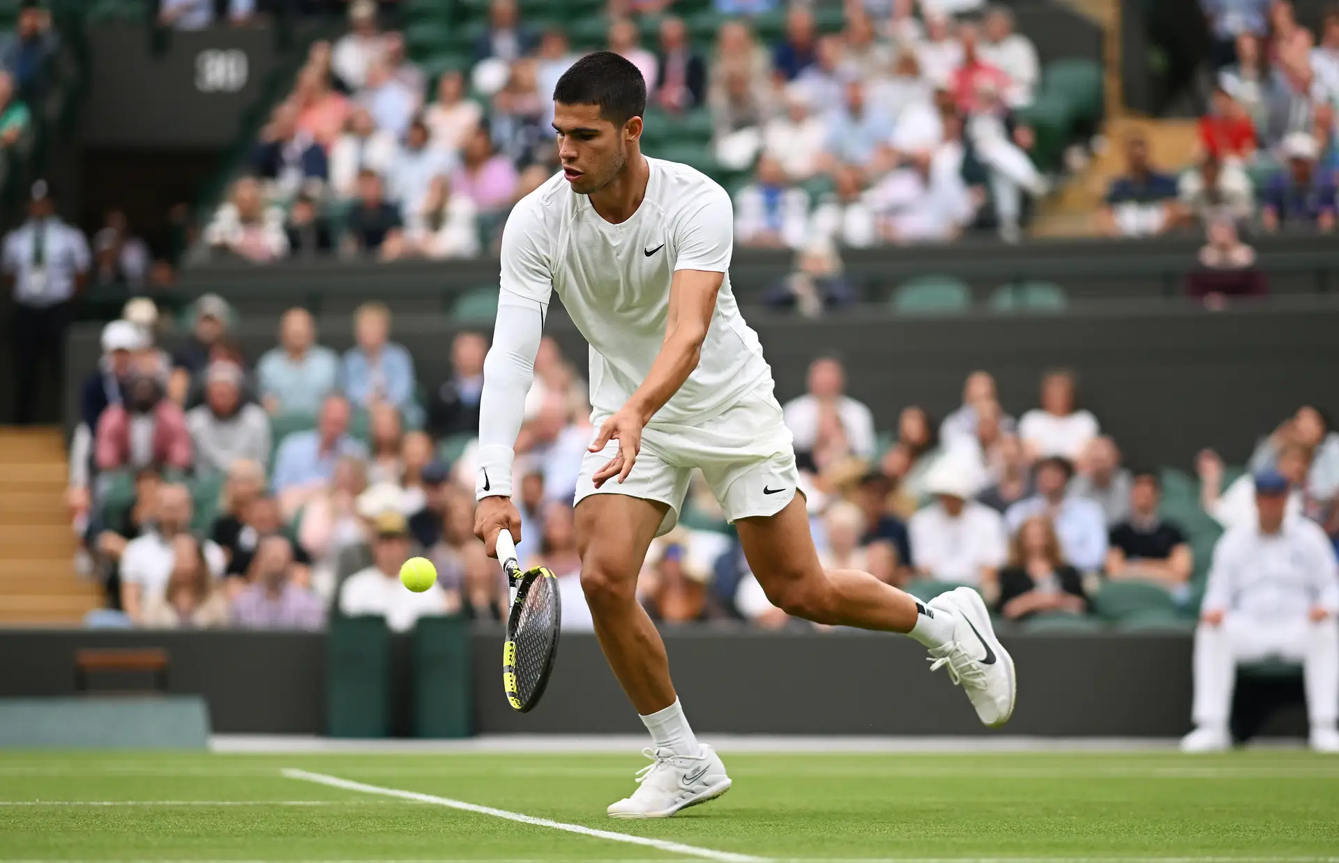 Djokovic vira jogo e vence inglês na estreia em Wimbledon