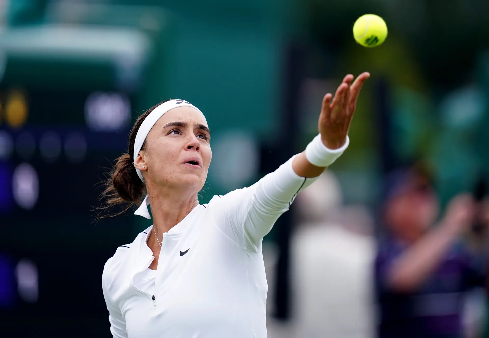 A ucraniana Anhelina Kalinina está na 2.ª ronda de Wimbledon. O prize money será para reconstruir a casa da família, bombardeada pela Rússia
