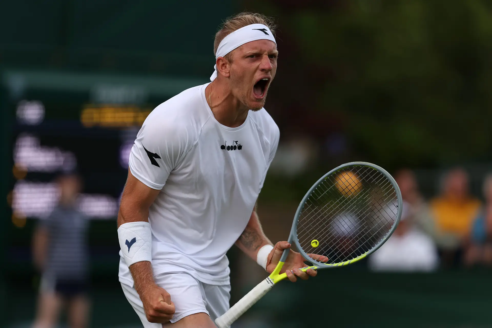 Match point invulgar: Alejandro Davidovich-Fokina eliminado de Wimbledon com um ponto de penalização. O árbitro era o português Carlos Ramos