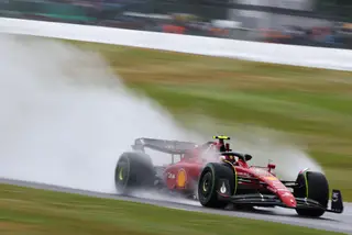 Foi no meio do chuvoso verão britânico que o smooth operator espanhol Carlos Sainz conquistou a primeira pole de sempre