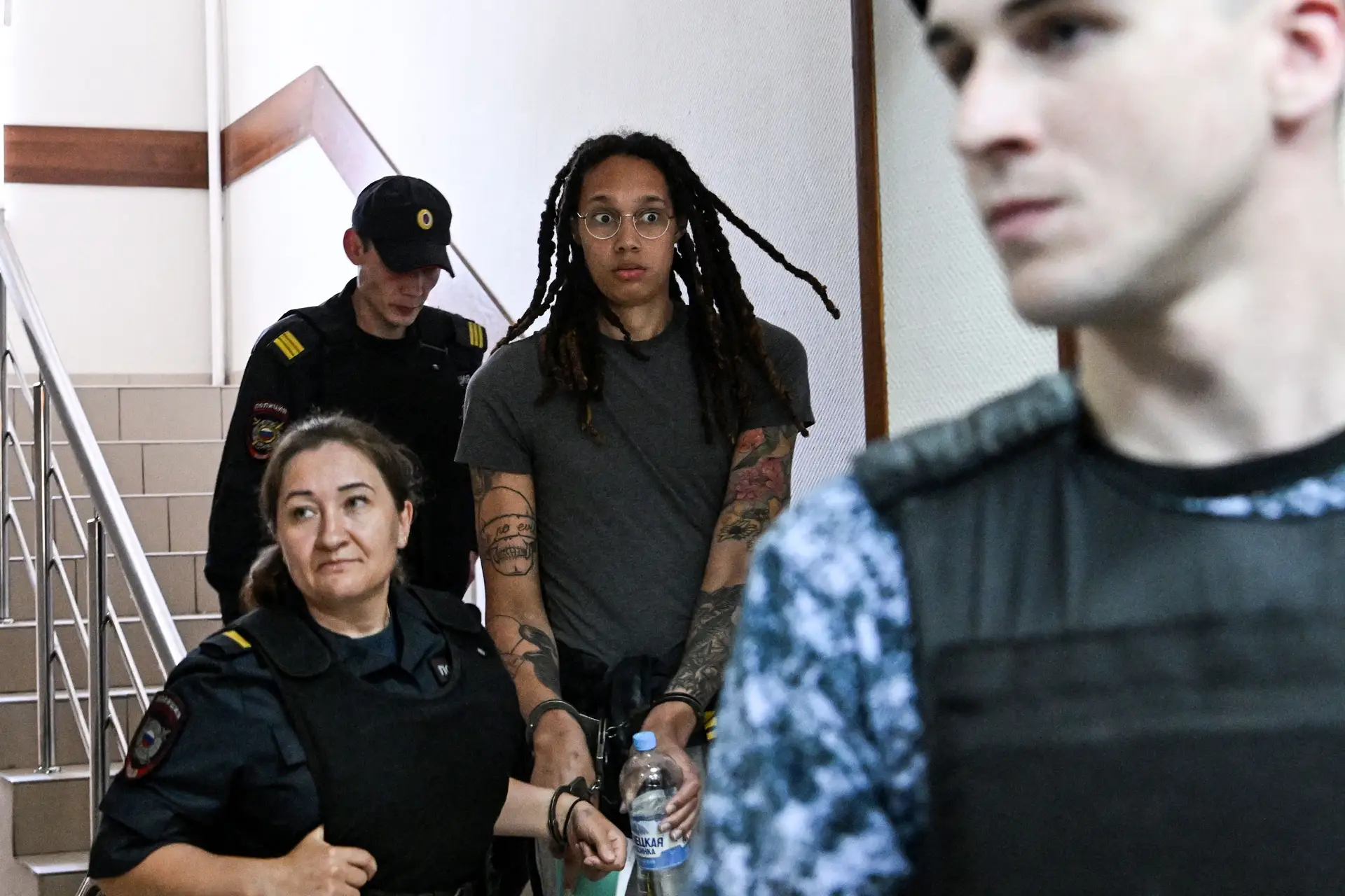 Griner, bicampeã olímpica detida na Rússia, escreveu a Joe Biden: “Por favor, não se esqueça de mim e dos outros prisioneiros americanos”