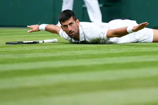 Djokovic treme contra o seu espelho, mas está nas meias-finais de Wimbledon