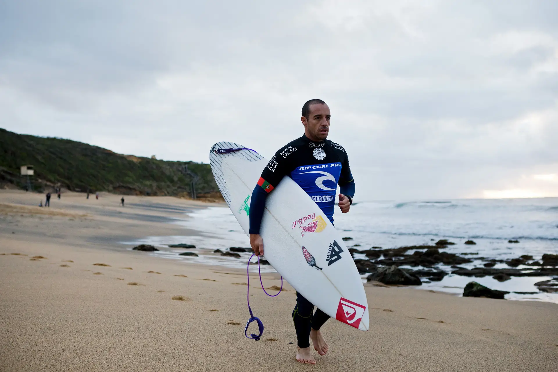 Tiago Pires e o ‘corte’ a meio do ano de 14 surfistas no circuito mundial: “É quase anti-desportivo. Acho até desrespeitador”