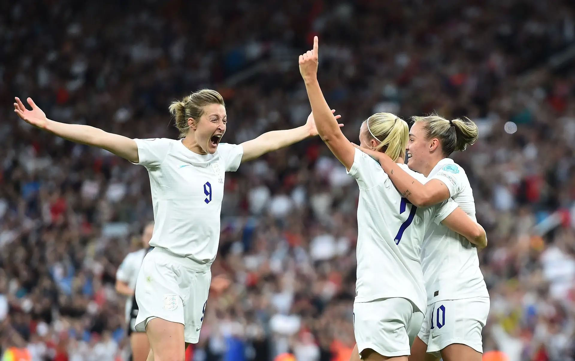 Inglaterra abre o Europeu feminino a vencer, num jogo de recorde