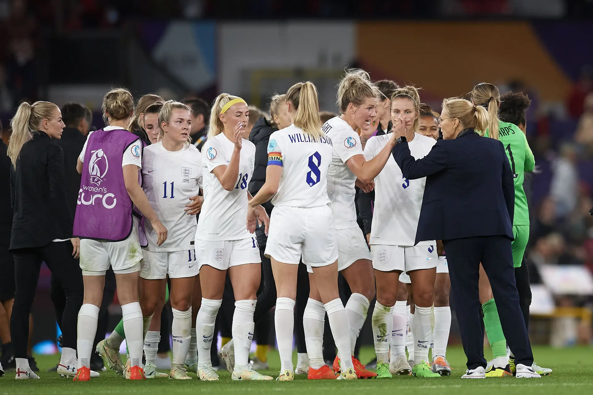 Jogadoras da seleção inglesa colocam a hipótese de não usar calções brancos devido à menstruação
