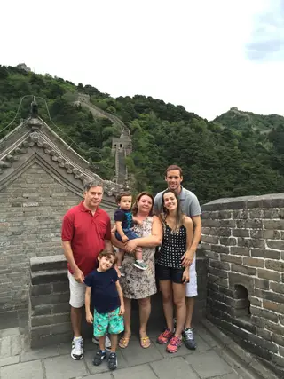 Na muralha da China com a mulher, os três filhos e o pais