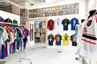 “Colecionar camisolas de futebol retro virou mainstream” e há um paraíso em Manchester onde até Bernardo Silva compra presentes de Natal