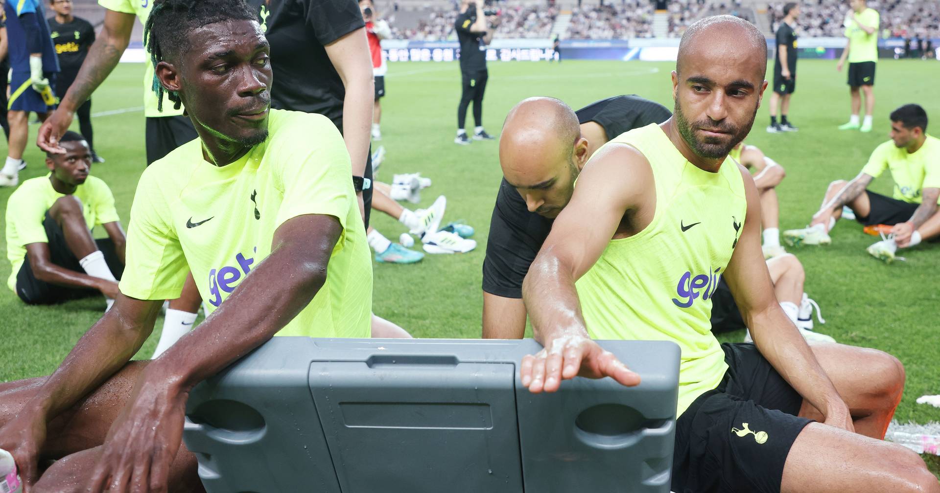 Capitão de time da Premier League desmaia em campo, e jogo é