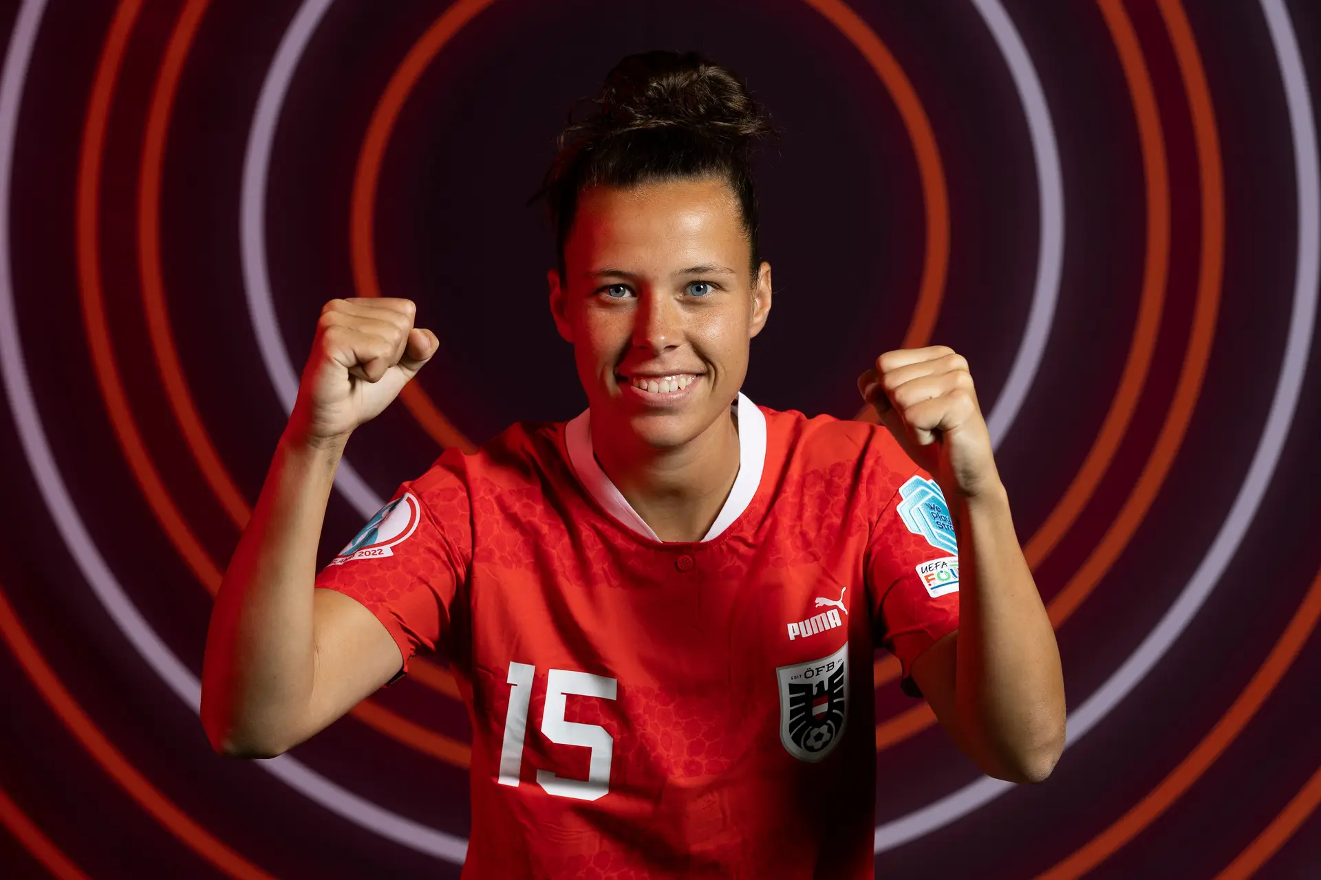 De luvas e aos pontapés, Nicole Billa foi campeã mundial de kickboxing. E após este Europeu de chuteiras voltará para o jardim de infância
