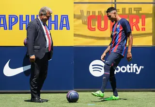 Joan Laporta a tocar a bola com Raphinha, no dia da apresentação do brasileiro contratado por €58 milhões ao Leeds United.
