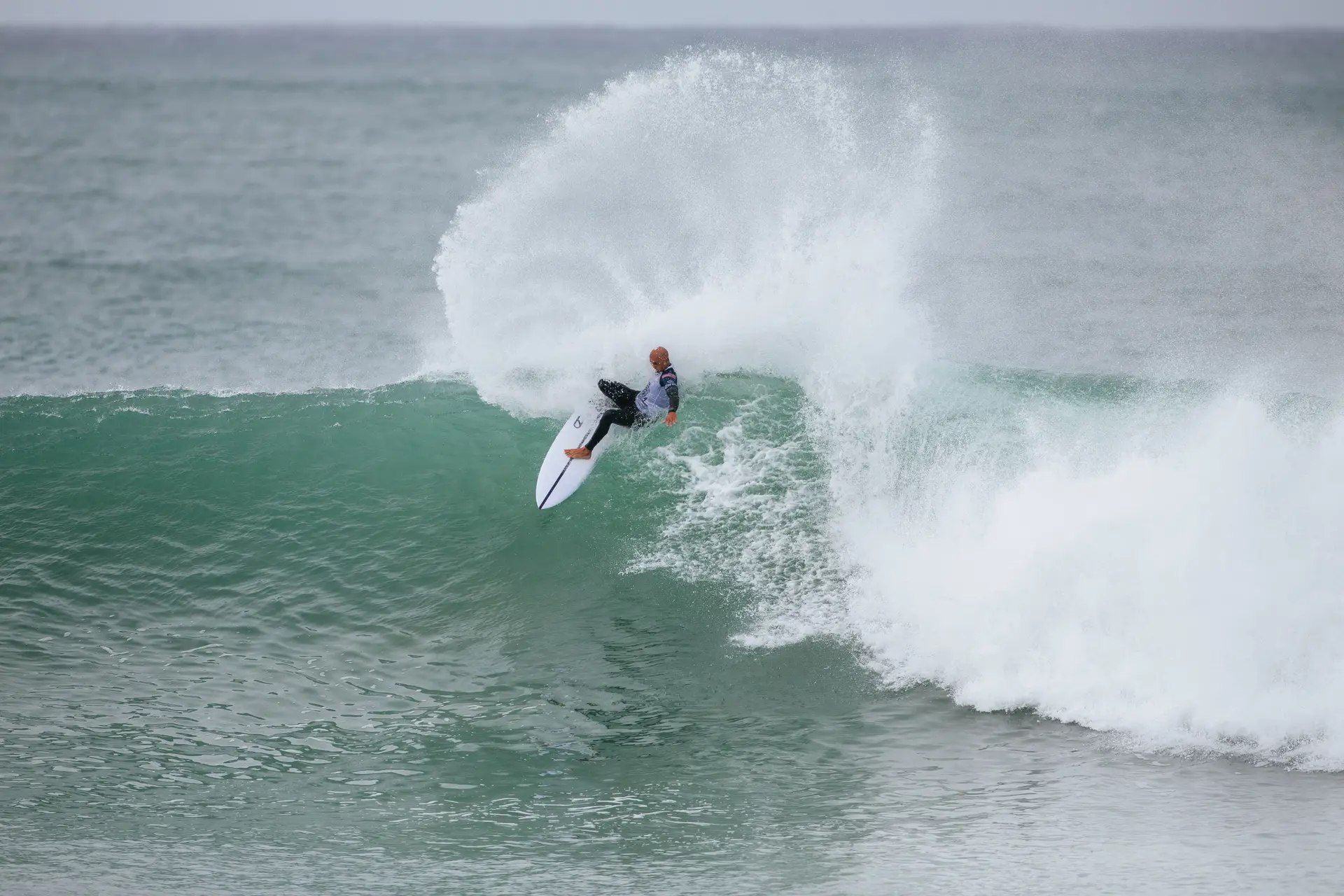 Kelly Slater tinha 11 pranchas guardadas em J-Bay que desapareceram e ele teve de ir comprar uma (da sua própria marca) para competir
