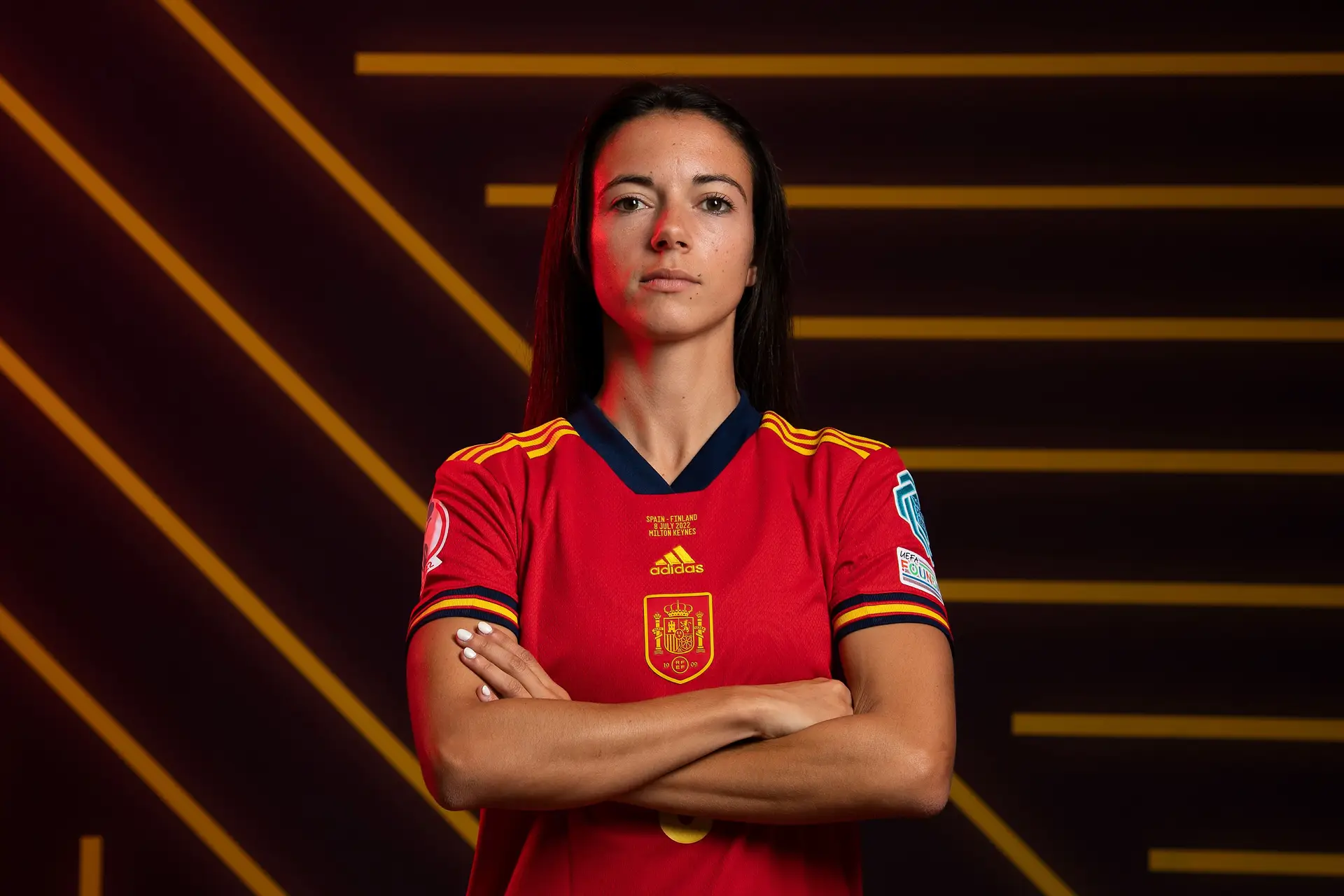 Chama-se Aitana Bonmatí e carrega a determinação de quem forçou mudanças na lei para que assim fosse tratada. Agora, lidera a Espanha