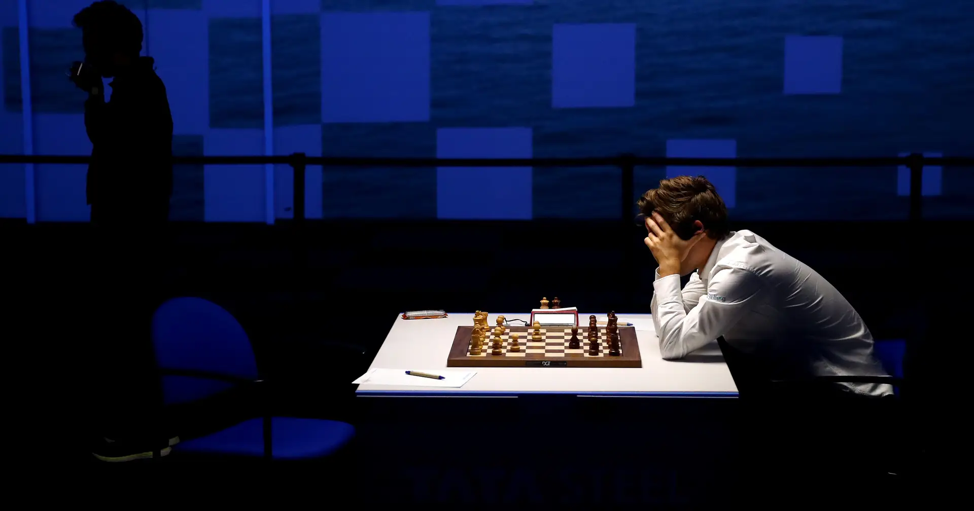 Qualquer pessoa com telemóvel arrisca-se a ser o melhor jogador do mundo. É  doping tecnológico”: Carlsen, a batota e o xadrez no século XXI