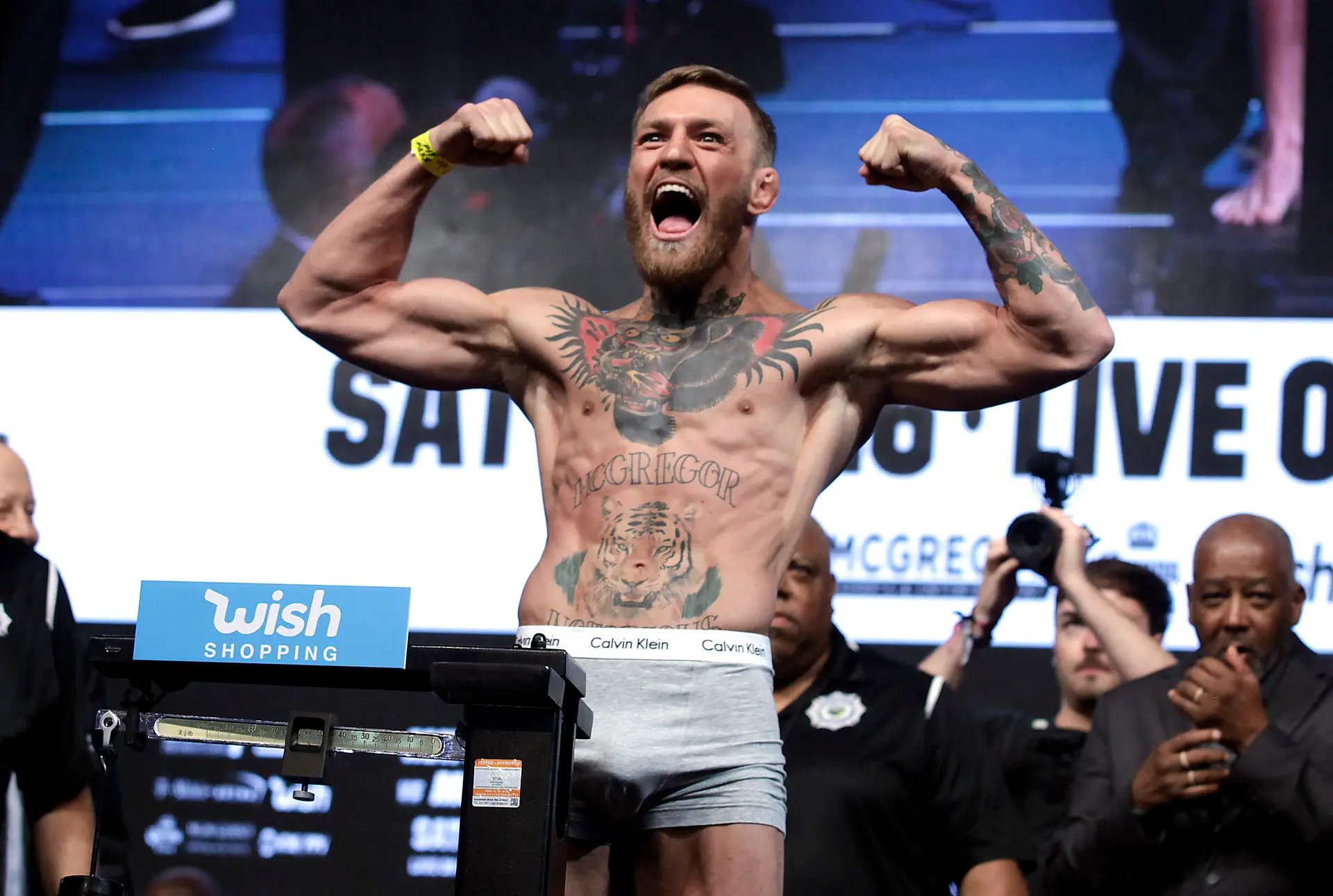 Um treino com Conor McGregor em Portugal. “Acabo todo negro e azul. Nos braços, nas ancas, na barriga e até nas orelhas. Sim, nas orelhas”