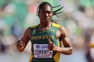 Caster Semenya voltou aos Mundiais de atletismo depois de recusar fazer tratamentos de redução hormonal. Ficou-se pelas eliminatórias