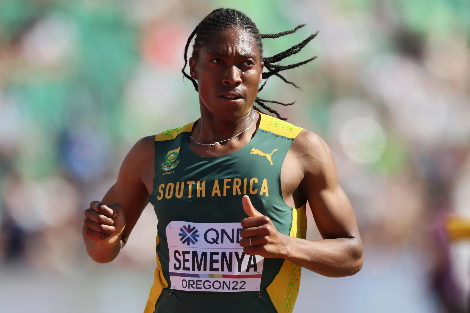 Caster Semenya voltou aos Mundiais de atletismo depois de recusar fazer tratamentos de redução hormonal. Ficou-se pelas eliminatórias