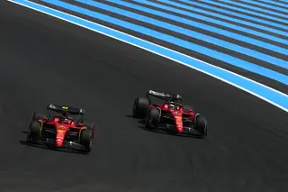 GP França. O trabalho de equipa da Ferrari que deu a Charles Leclerc a 7.ª pole da temporada