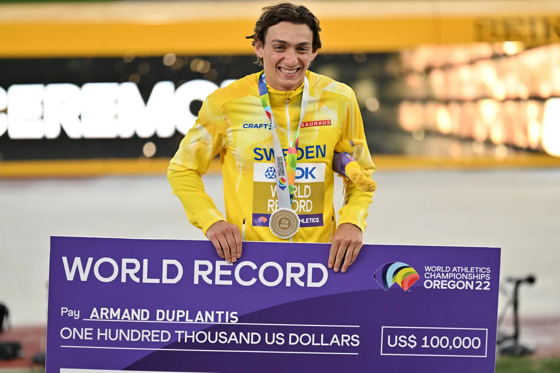 Armand Duplantis quebra recorde e é campeão mundial de salto com vara