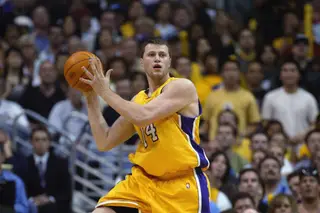 Slava Medvedenko vai leiloar os anéis de campeão da NBA que venceu com os Los Angeles Lakers para ajudar as crianças ucranianas