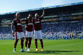 Giorgian De Arrascaeta, Rodinei and Arturo Vidal vs. Avaí