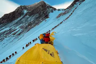 Imagem de uma subida ao Evereste, em maio de 2021